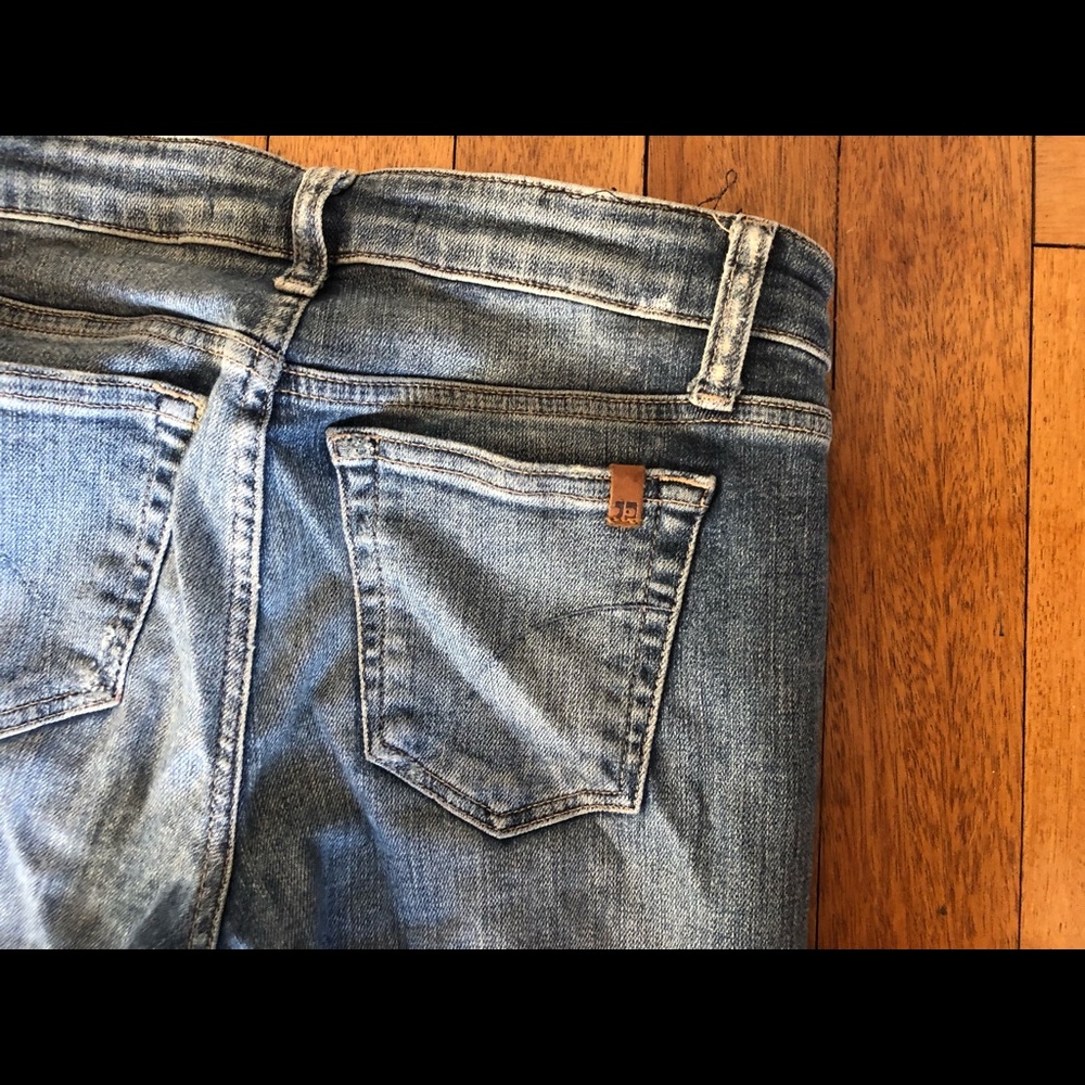 JOES SIZE 25 BLUE JEANS WITH RIPS